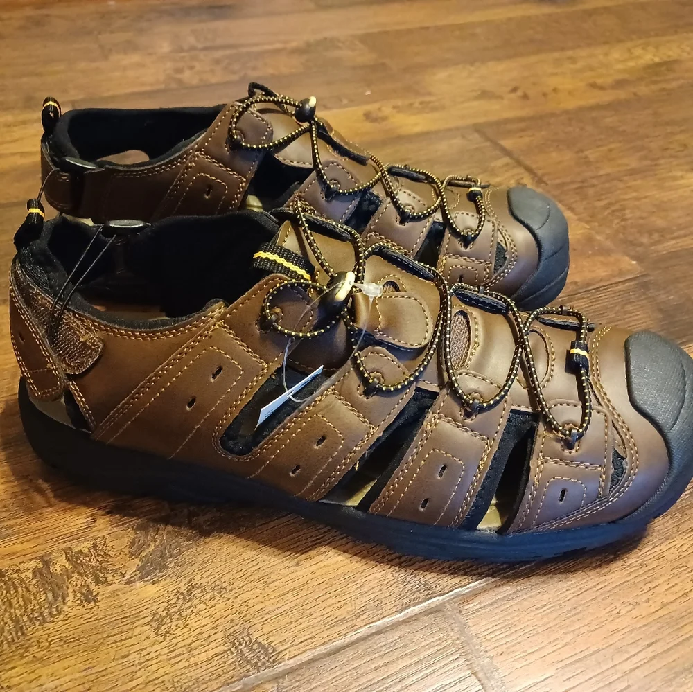 NWT Mens Falls Creek Sandals